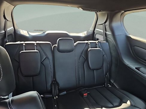 Used 2026 Chrysler Pacifica Select image 32