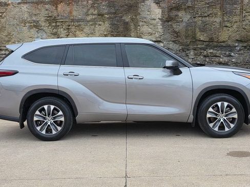 Used 2025 Toyota Highlander XLE FWD image 7