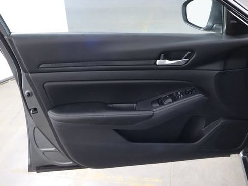 Used 2025 Nissan Altima 2.5 SV FWD image 13