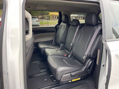 Certified 2025 Kia Carnival FWD image 21