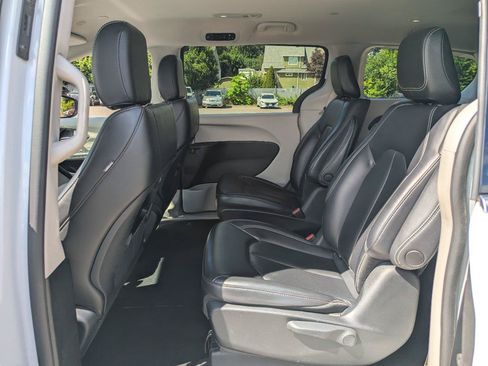Used 2023 Chrysler Pacifica Touring-L FWD image 29