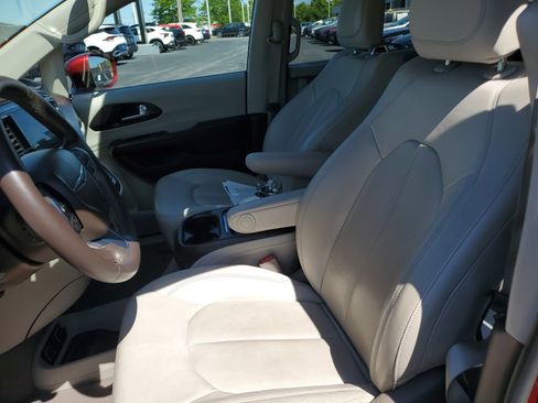Used 2020 Chrysler Pacifica Touring-L w/ Advanced Safetytec Group FWD image 13