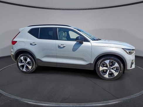 Certified 2026 Volvo XC40 B5 Plus AWD/4WD image 6