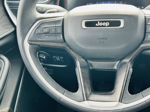 Used 2023 Jeep Grand Cherokee Limited w/ Luxury Tech Group II image 21