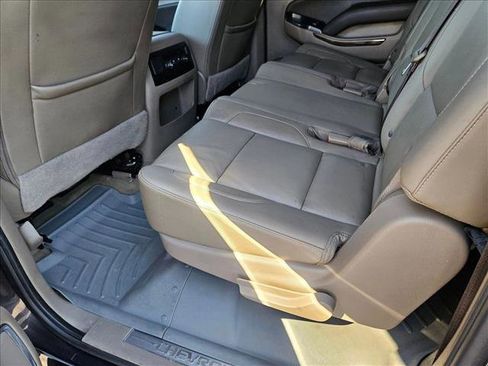 Used 2018 Chevrolet Suburban LT image 18