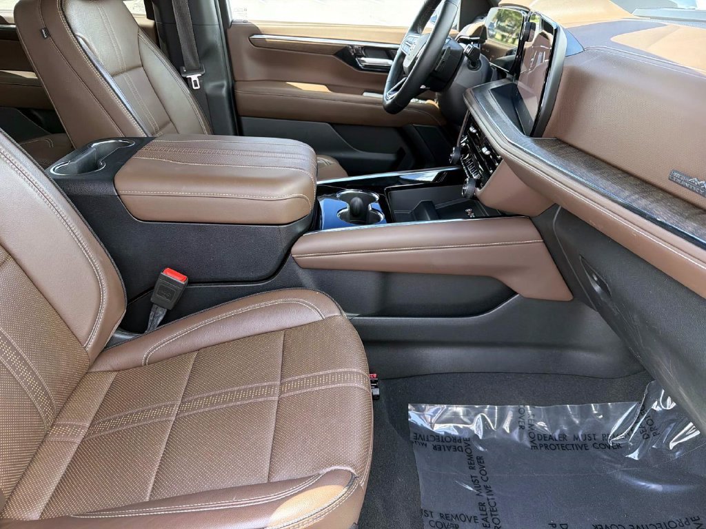 Used 2025 Chevrolet Tahoe High Country AWD/4WD image 11