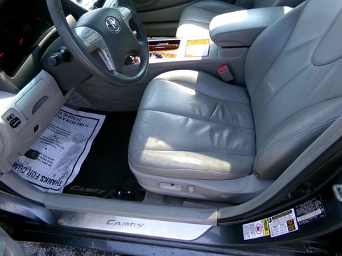 Used 2010 Toyota Camry XLE FWD image 10