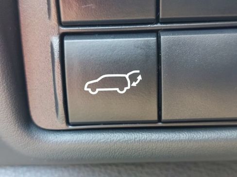 Used 2023 Toyota Highlander LE AWD/4WD image 40