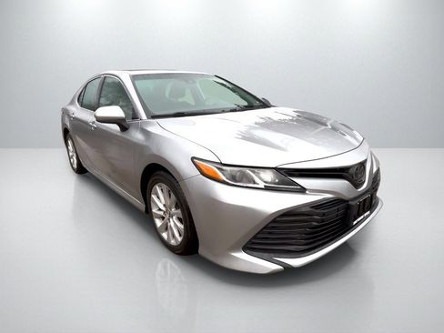 Used 2019 Toyota Camry LE image 3