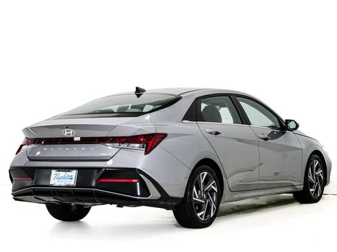 Used 2025 Hyundai Elantra Limited FWD image 7