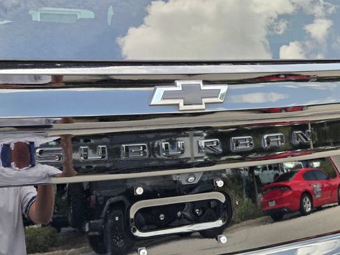 Used 2025 Chevrolet Suburban Z71 w/ Z71 Off-Road Package AWD/4WD image 12