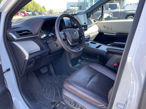 Used 2023 Toyota Sienna Platinum AWD/4WD image 9