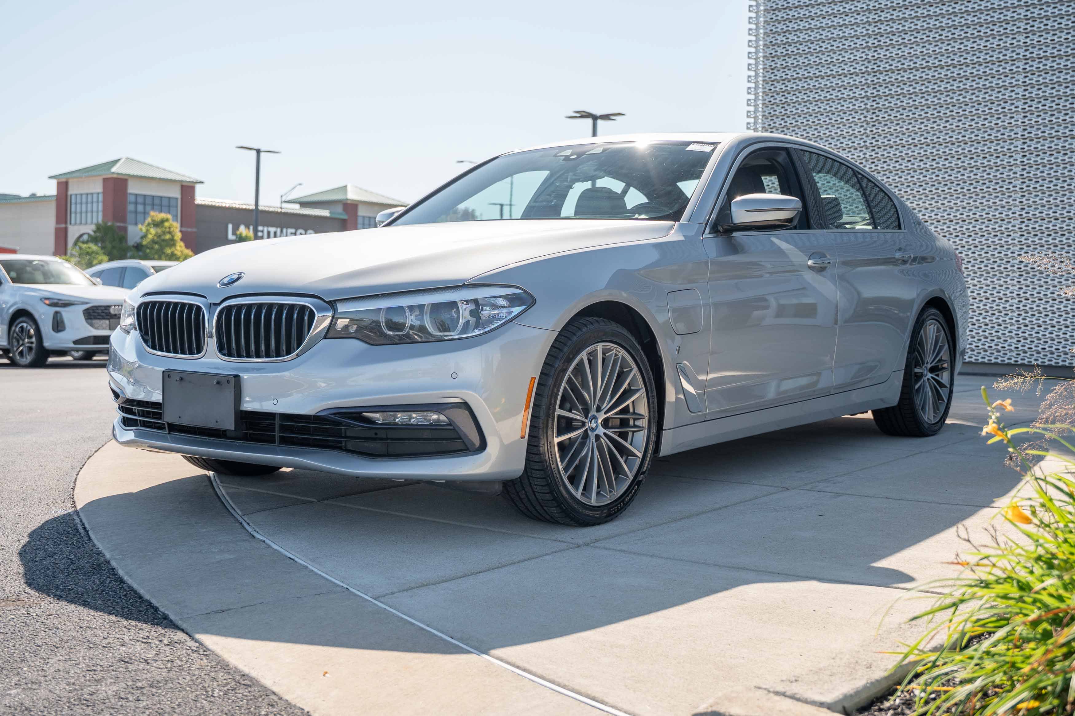 Used 2018 BMW 530e xDrive w/ Premium Package 2 AWD/4WD image 4