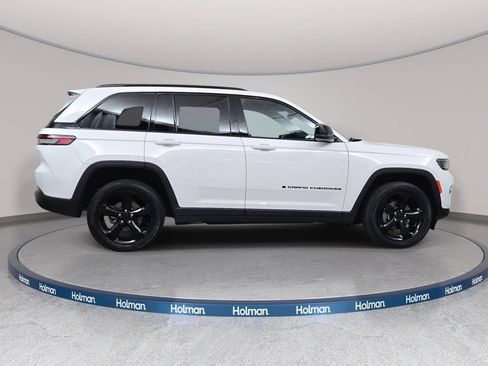 Used 2023 Jeep Grand Cherokee Altitude AWD/4WD image 5
