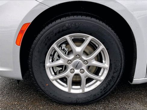 Used 2024 Chrysler Pacifica Touring-L image 7