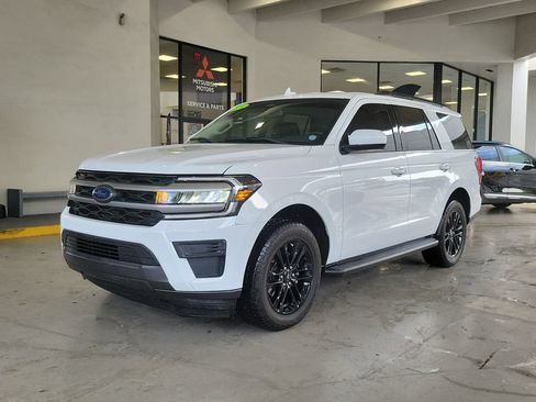 Used 2024 Ford Expedition XLT RWD image 2