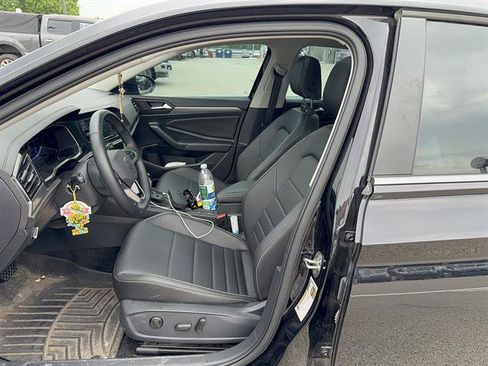 Used 2023 Volkswagen Jetta SE w/ Panoramic Sunroof Package FWD image 5