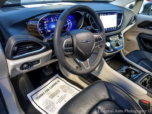 Used 2022 Chrysler Pacifica Limited w/ Uconnect Theater Family Group image 15