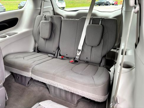 Used 2017 Chrysler Pacifica Touring w/ Tire & Wheel Group image 21