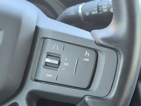 Used 2023 Land Rover Defender 130 X-Dynamic SE image 12