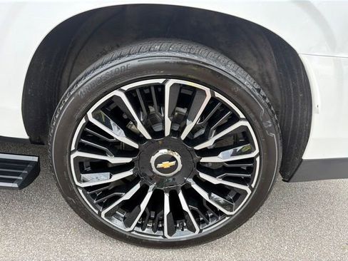 Used 2025 Chevrolet Suburban High Country AWD/4WD image 39