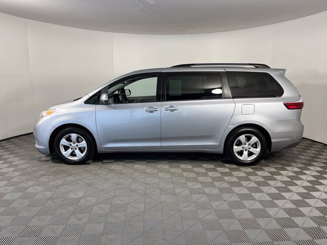 Used 2015 Toyota Sienna LE FWD image 4