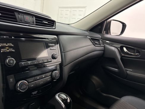 Used 2017 Nissan Rogue SV w/ SV Family Package image 32