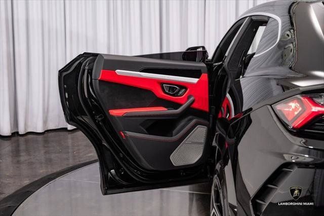 Used 2021 Lamborghini Urus AWD/4WD image 43
