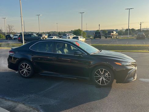 Used 2023 Toyota Camry SE image 7