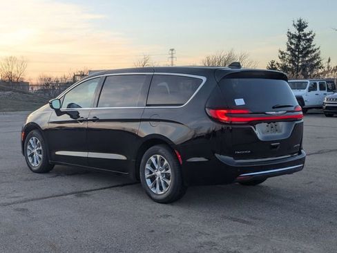 New 2026 Chrysler Pacifica Limited image 5