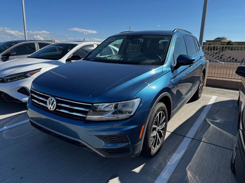 Used 2019 Volkswagen Tiguan SE w/ Panoramic Sunroof Package image 2