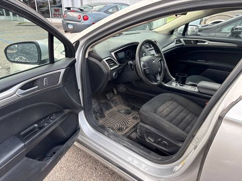 Used 2017 Ford Fusion SE FWD image 11