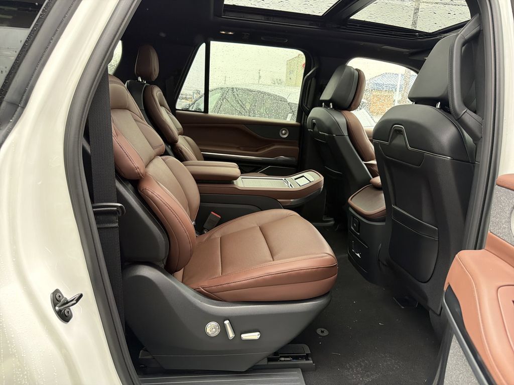 New 2026 Lincoln Navigator L Reserve AWD/4WD image 8
