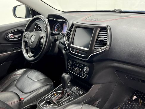 Used 2019 Jeep Cherokee Trailhawk AWD/4WD image 21