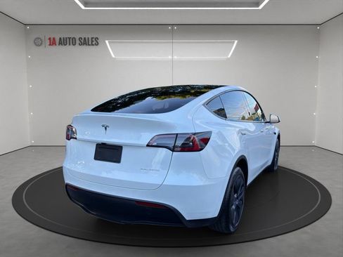 Used 2024 Tesla Model Y Long Range AWD/4WD image 5