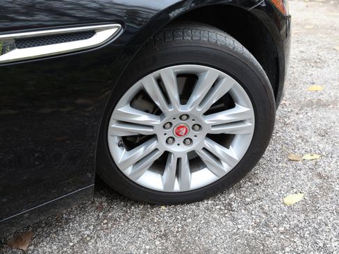 Used 2017 Jaguar XF Premium image 9