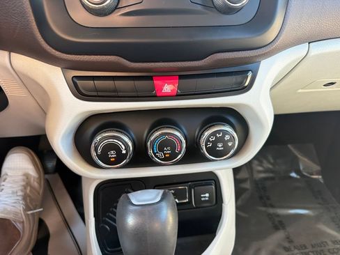 Used 2015 Jeep Renegade Latitude FWD image 17