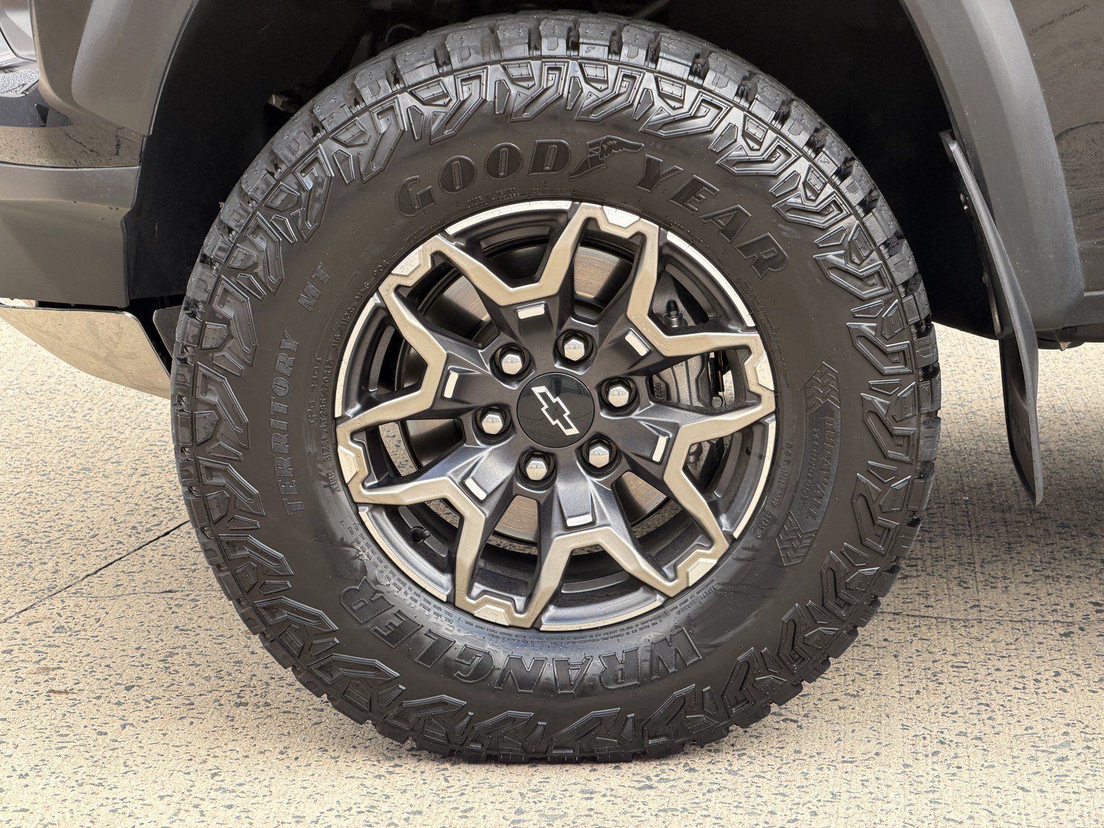Used 2026 Chevrolet Colorado ZR2 w/ Technology Package AWD/4WD image 11