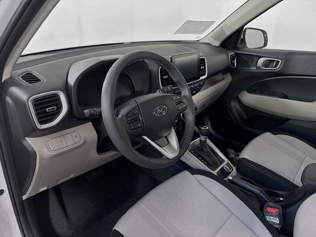 Used 2025 Hyundai Venue SEL FWD image 21