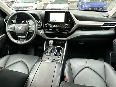 Certified 2023 Toyota Highlander XLE image 16