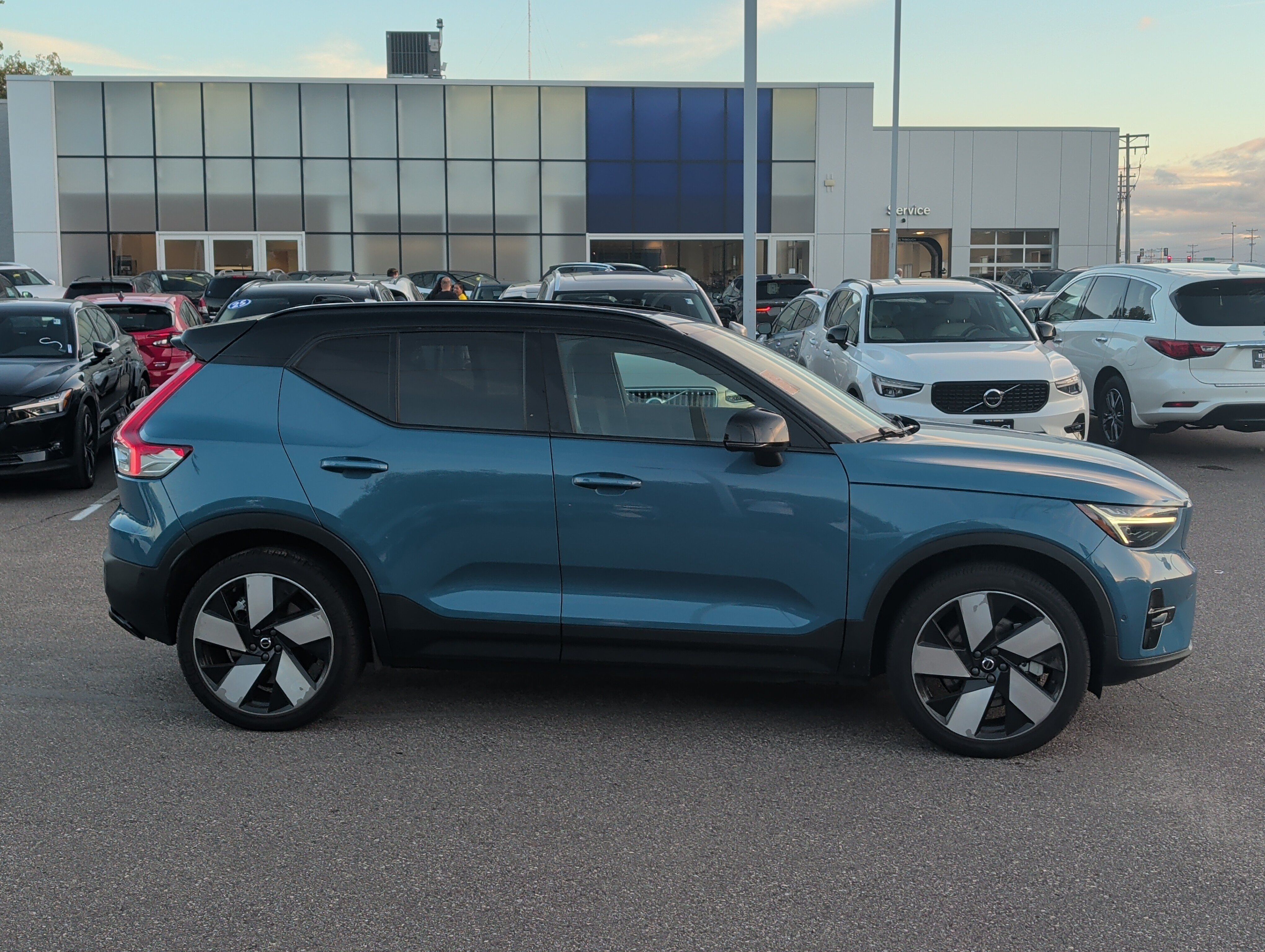 Used 2023 Volvo XC40 Recharge Ultimate w/ Protection Package Premier AWD/4WD image 8