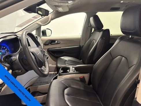 Used 2023 Chrysler Pacifica Touring-L FWD image 7
