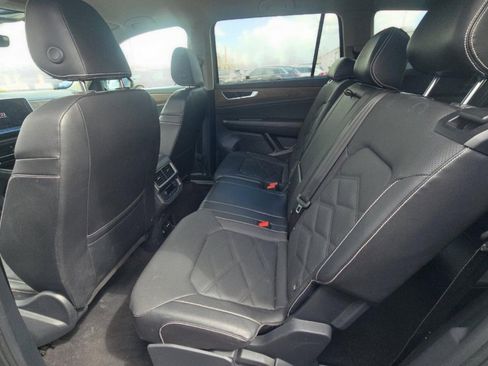 Used 2025 Volkswagen Atlas SE image 12