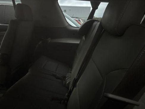 Used 2015 GMC Yukon XL SLT w/ Open Road Package AWD/4WD image 5