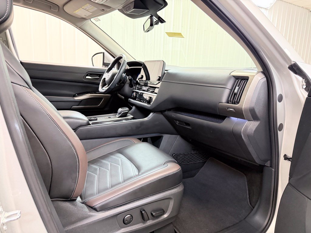 Used 2024 Nissan Pathfinder Platinum AWD/4WD image 42