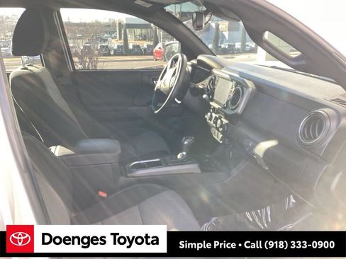 Used 2022 Toyota Tacoma TRD Sport image 11