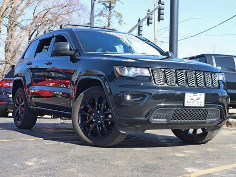 Used 2017 Jeep Grand Cherokee Altitude AWD/4WD image 9