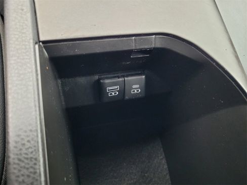 Used 2020 Toyota Camry SE image 18