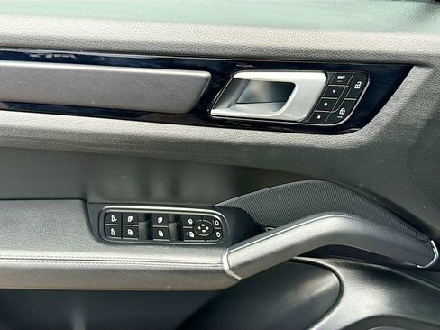 Used 2022 Porsche Cayenne Platinum Edition AWD/4WD image 19
