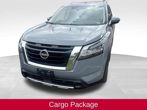 Used 2024 Nissan Pathfinder Platinum FWD image 2